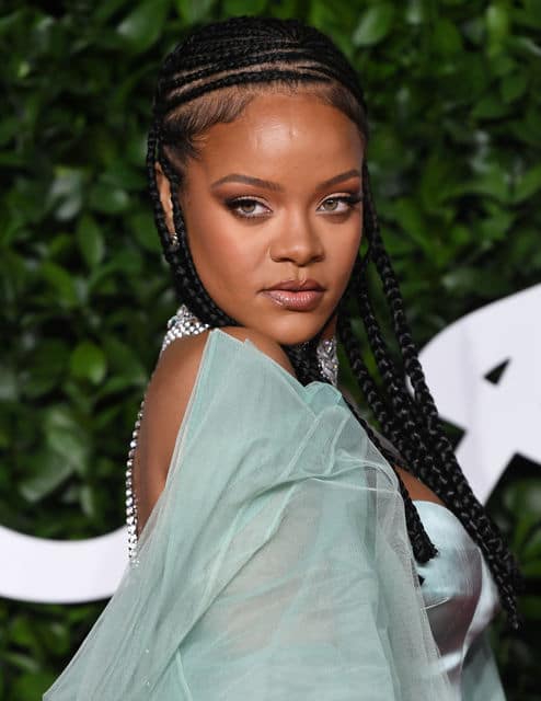 RIHANNA fait un don colossal pour lutter contre la pandémie.