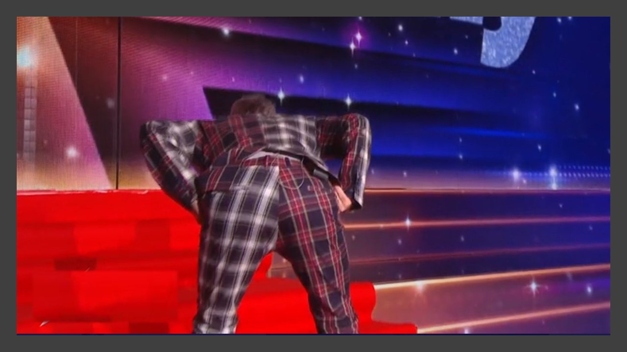 Star Academy : Robbie Williams montre ses fesses en arrivant sur le plateau.