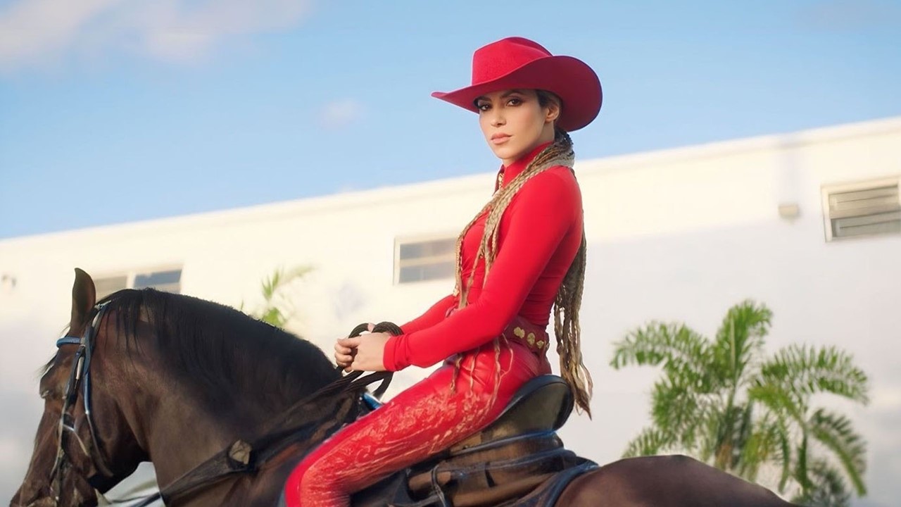 Découvrez le nouveau titre de Shakira “El Jefe” sur lequel elle tacle à nouveau Gerard Piqué