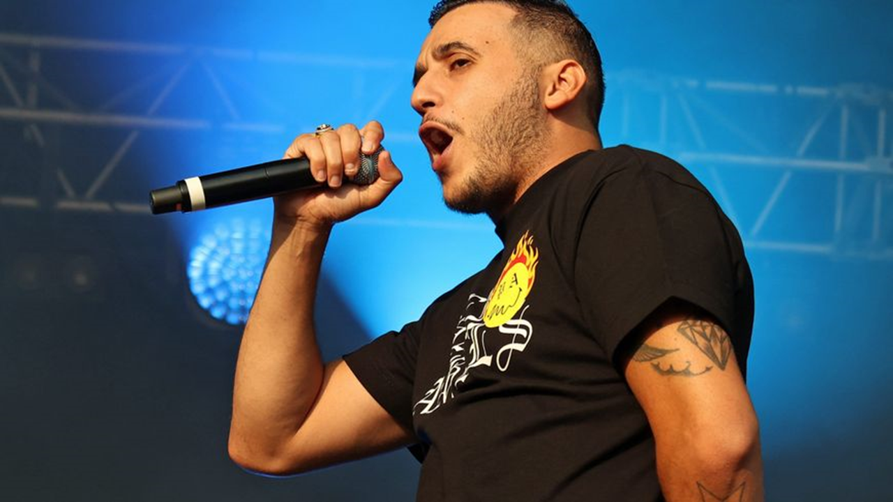 Laisse la tranquille! Soso Maness (rappeur) arrête son concert pour aider une femme…
