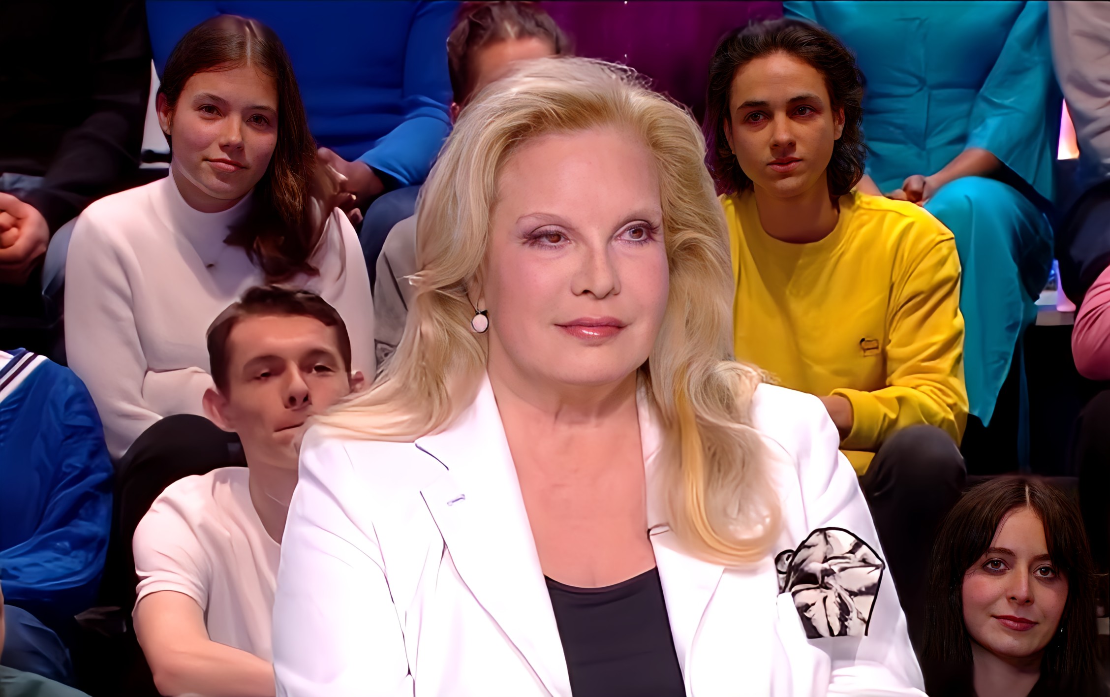 Interview de Sylvie Vartan qui a décidé d’arrêter sa carrière. Elle “Tire sa révérence” avec une tournée d’adieu.