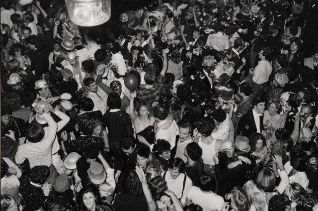 New Years Eve, New York discotheque par Tod Papageorge sur artnet