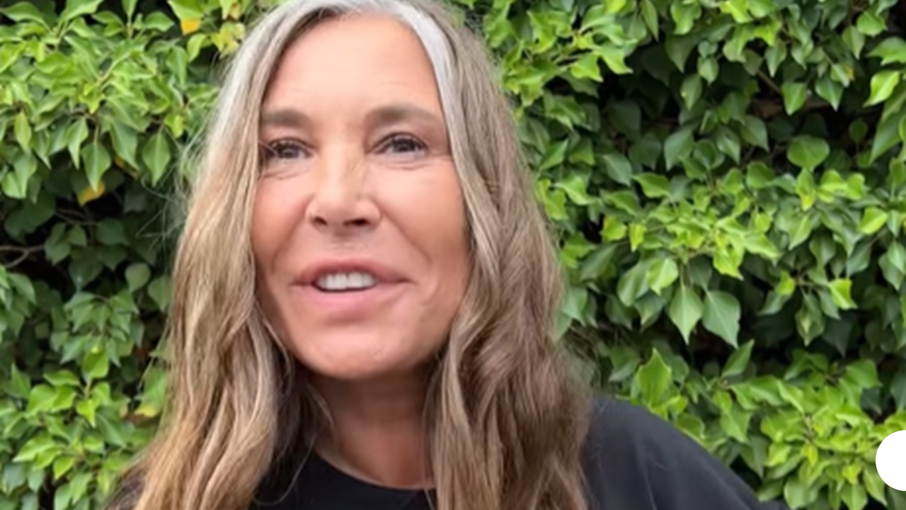 Nouveau look pour Zazie qui annonce son nouveau clip et assume ses cheveux gris.