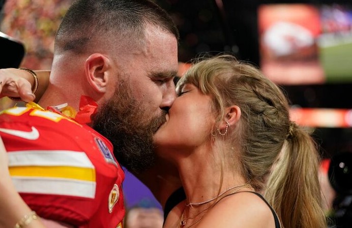 Super Bowl 2024 : Usher enflamme la mi-temps mais Taylor Swift fait l’évènement, dans les bras de son compagnon footballeur Travis Kelce.