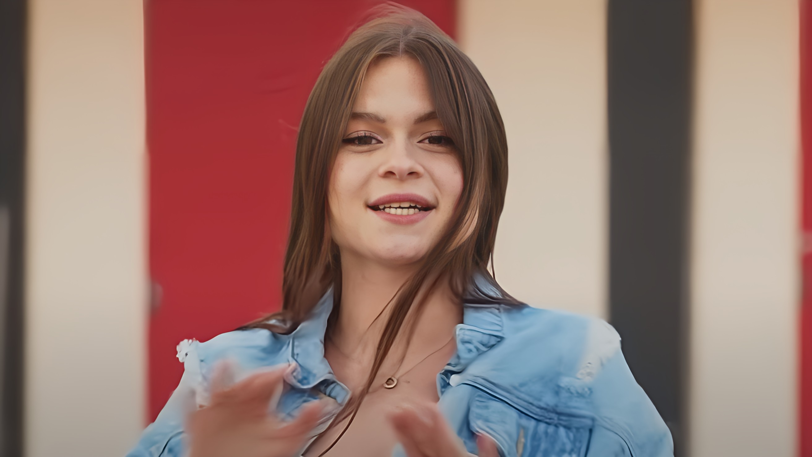 La chanteuse Anaïs Robin (21 ans), très populaire sur les réseaux, a trouvé la mort dans un accident de la route samedi matin.