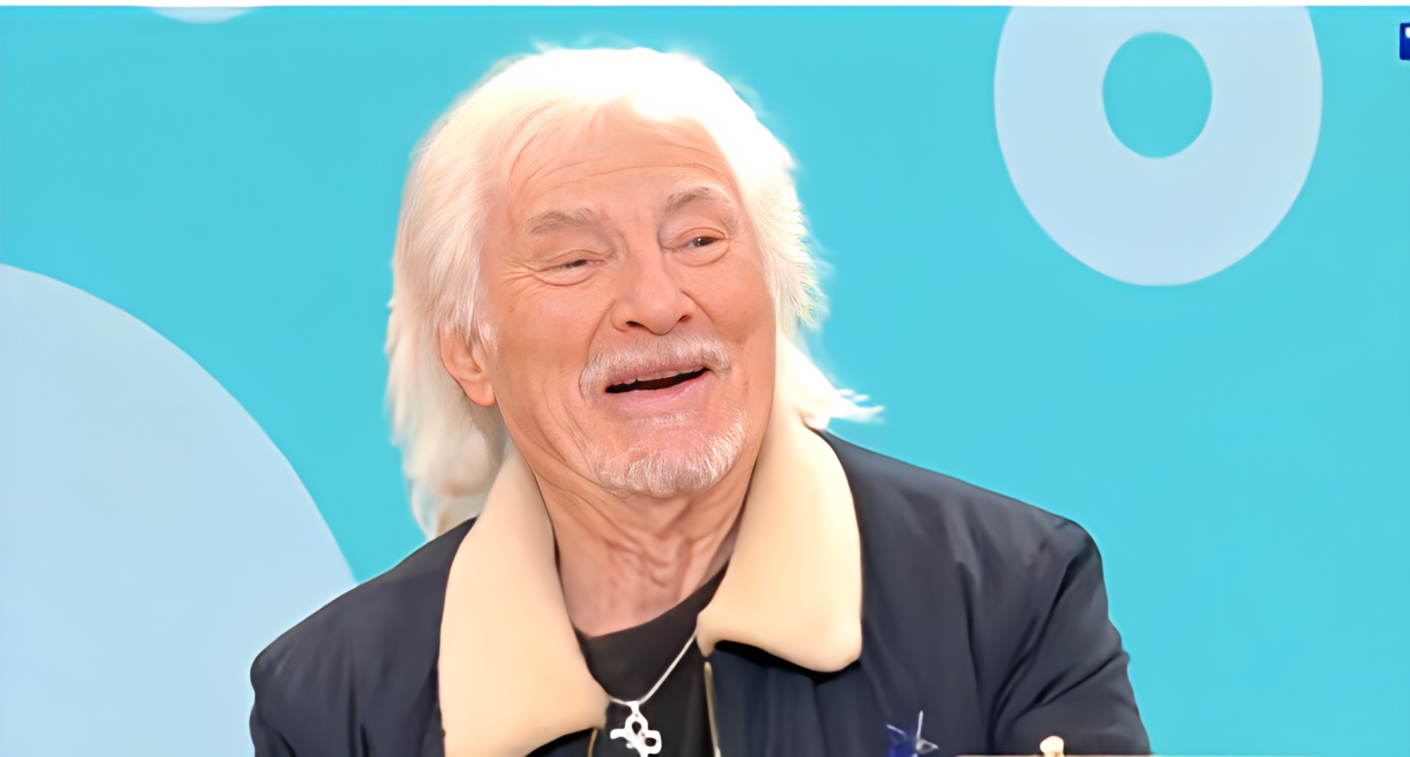 Interview de Hugues Aufray : “J’avais juré de ne jamais divorcé… Je ne vivais pas avec deux femmes, mais je n’ai pas renié ma femme !”