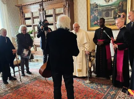 Hugues Aufray raconte sa rencontre avec le pape François à qui il a chanté “le petit âne gris”