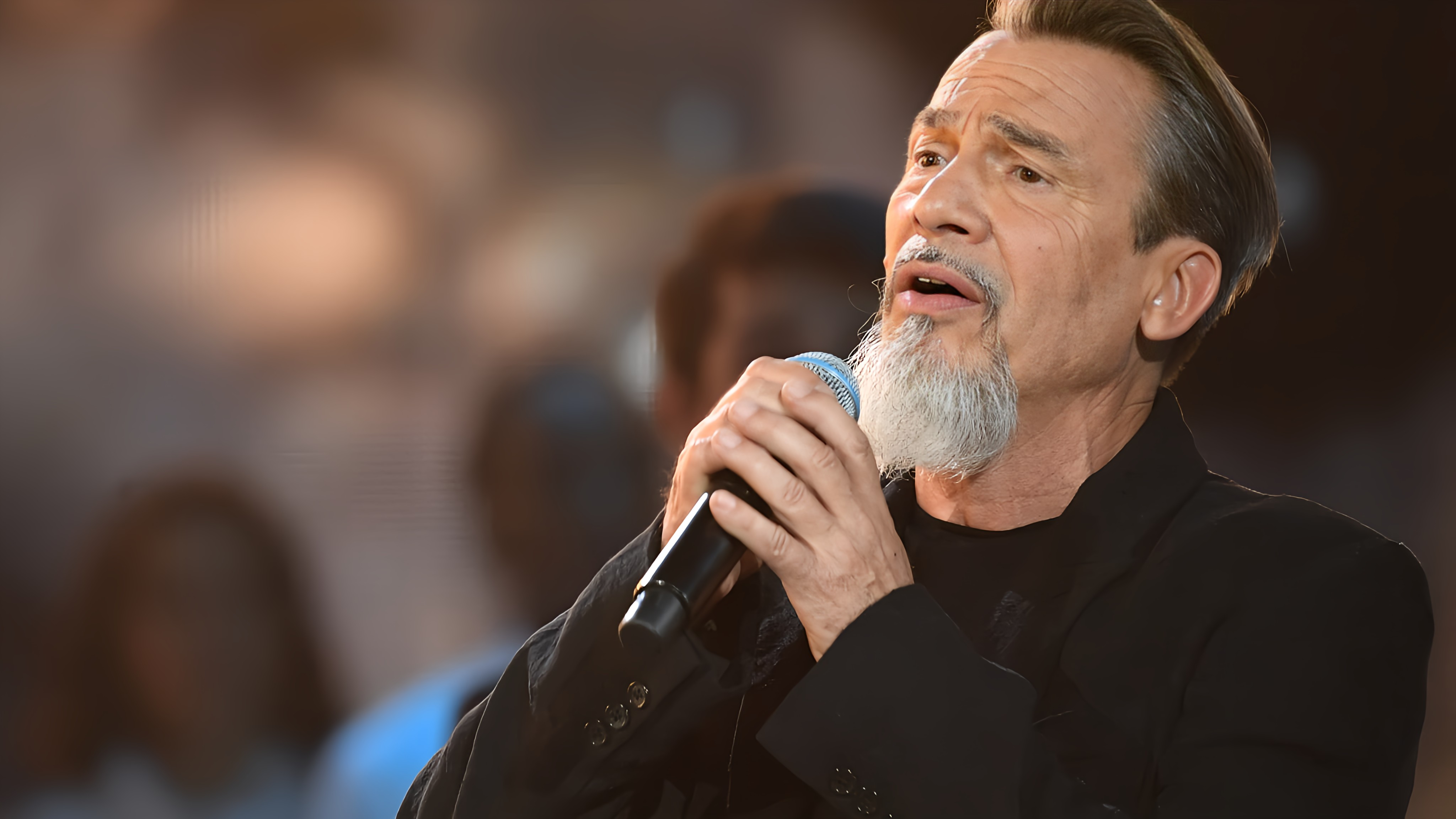 Mercredi 29 mai, Florent Pagny fait une apparition surprise à l’Olympia et chante en duo avec l’artiste libanaise Hiba Tawaji.