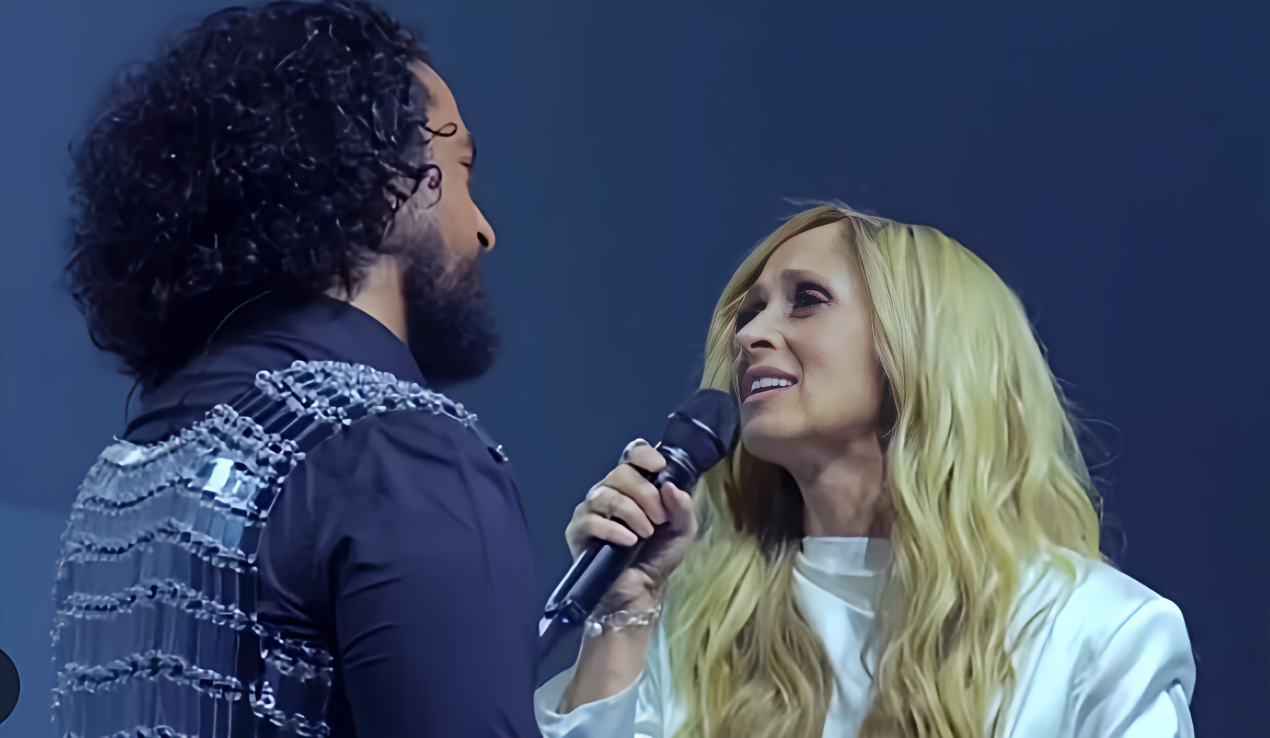 Un moment suspendu à Bruxelles : Lara Fabian rejoint Slimane sur scène pour chanter “Je suis malade”. Leur duo donne les frissons !