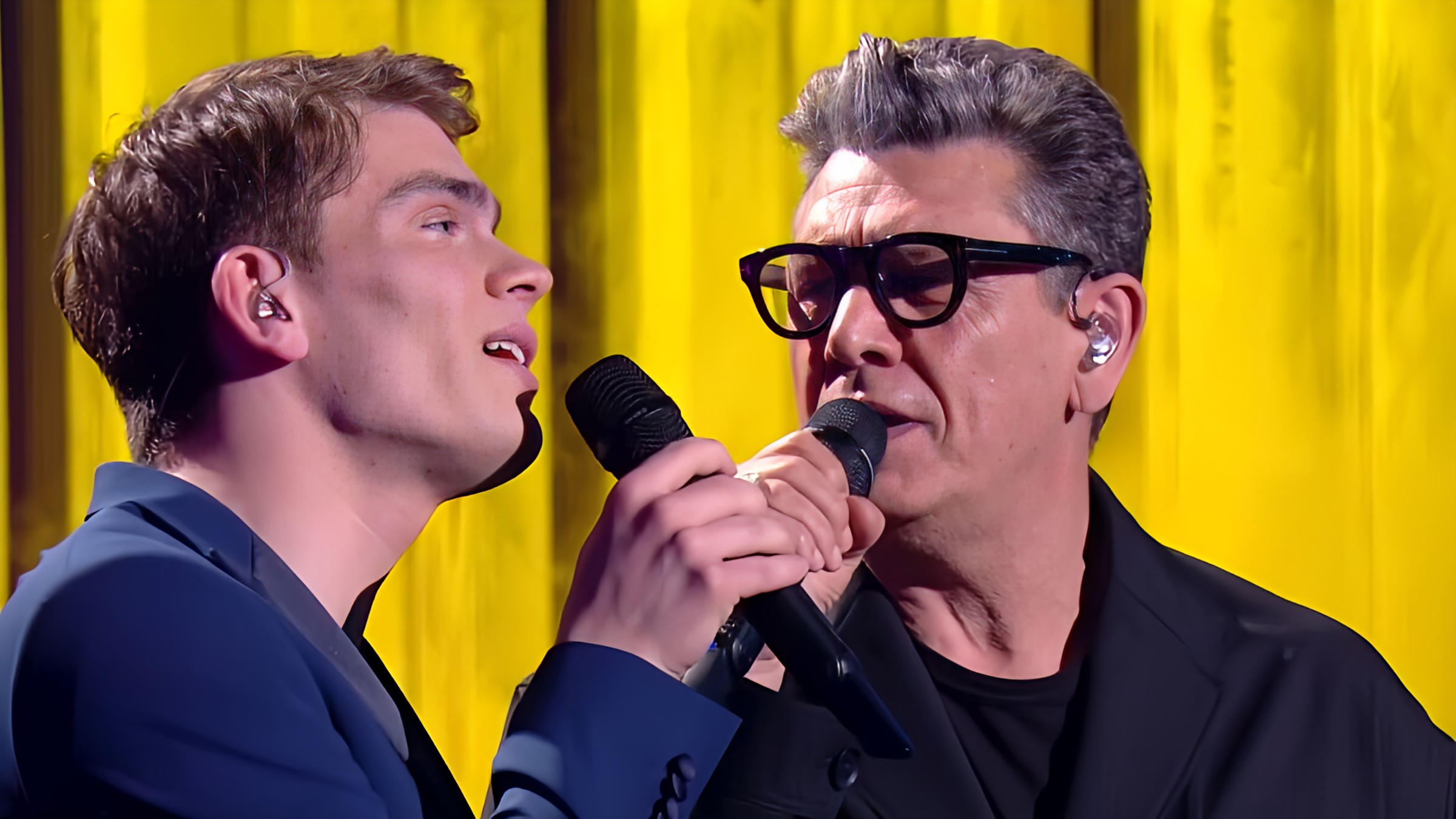 Finale de The Voice : Alphonse chante avec Marc Lavoine qui mâche son chewing-gum et qui rate son démarrage !