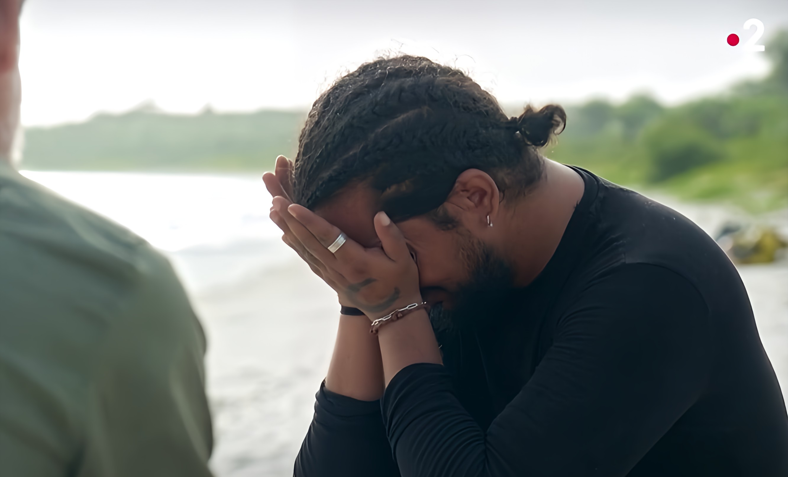 “Rendez-vous en terre inconnue” Slimane, hyper touchant, fond en larmes en fin d’émission.