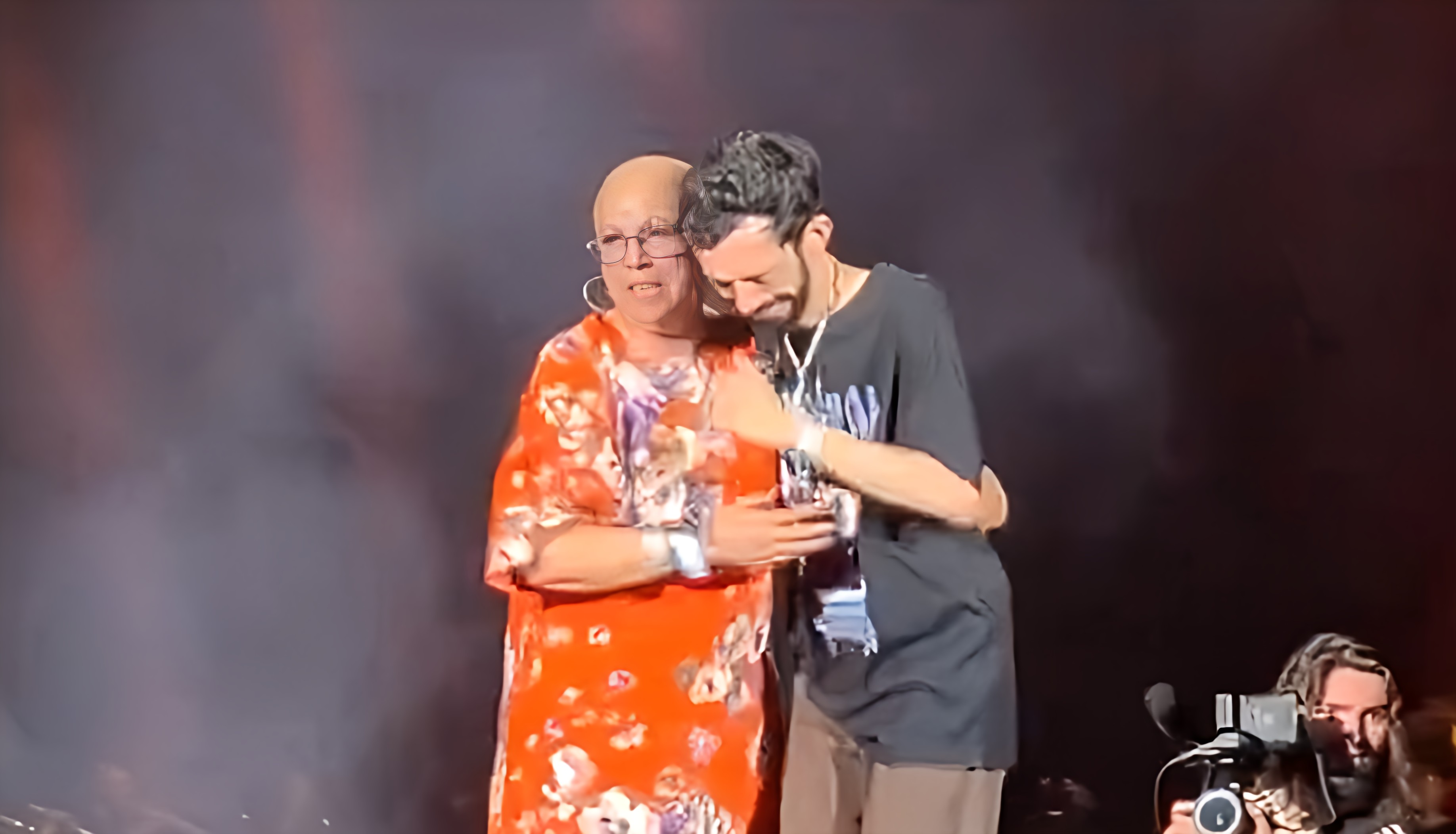 Bigflo et Oli en concert chez eux à Toulouse : Bigflo tombe en larmes quand leur maman, atteinte d’un cancer, monte sur scène les rejoindre.