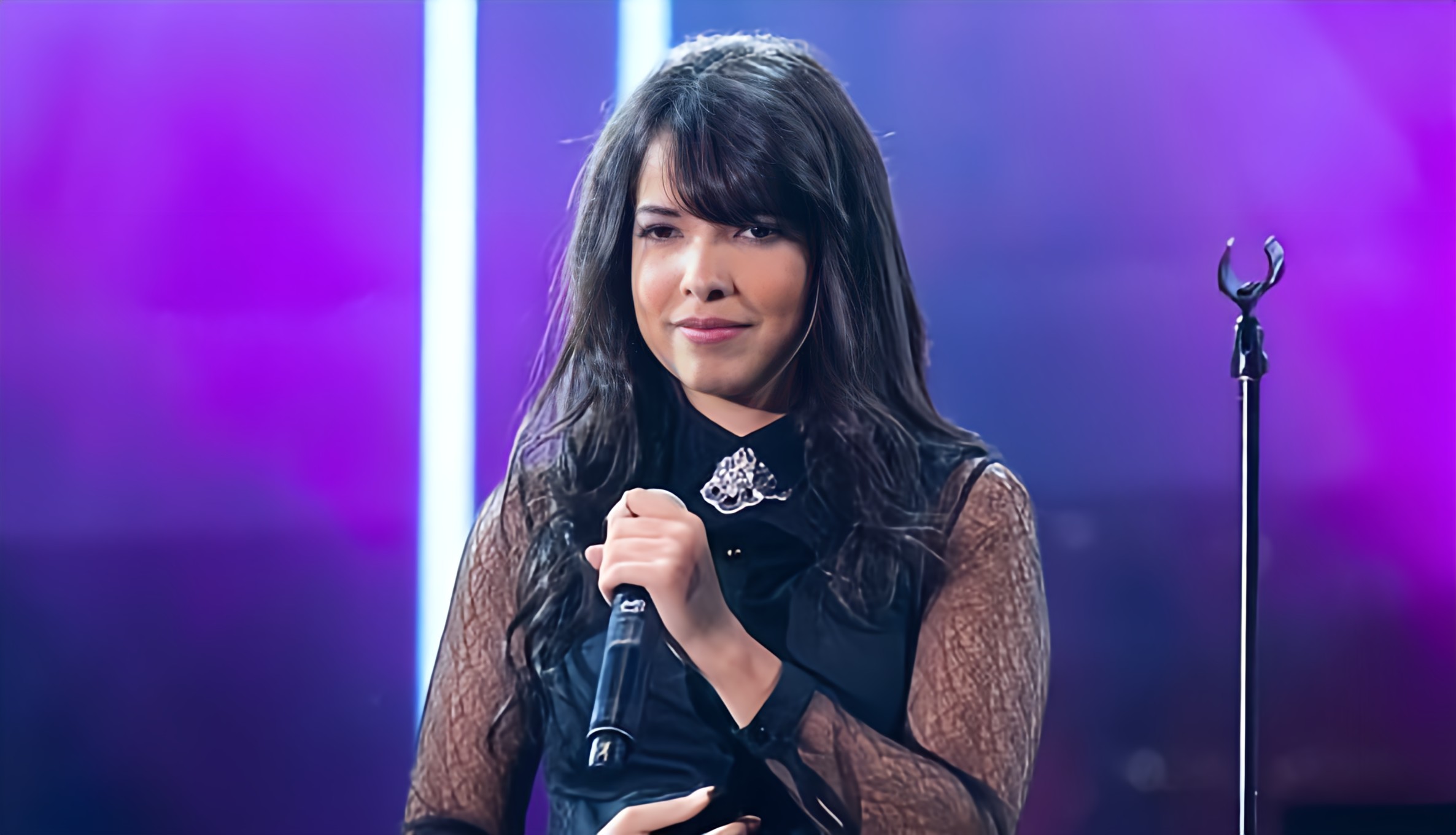 Bon anniversaire à Indila (40 ans). “Dernière Danse” est la première chanson française ayant dépassé le milliard de vues