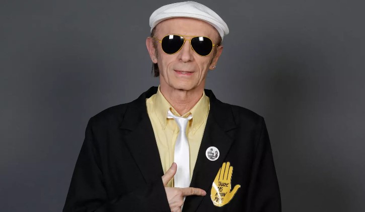 Bon anniversaire à Laroche Valmont (75 ans). Souvenez-vous de son tube “T’as le look Coco” qui l’a rendu millionnaire grâce à la pub !