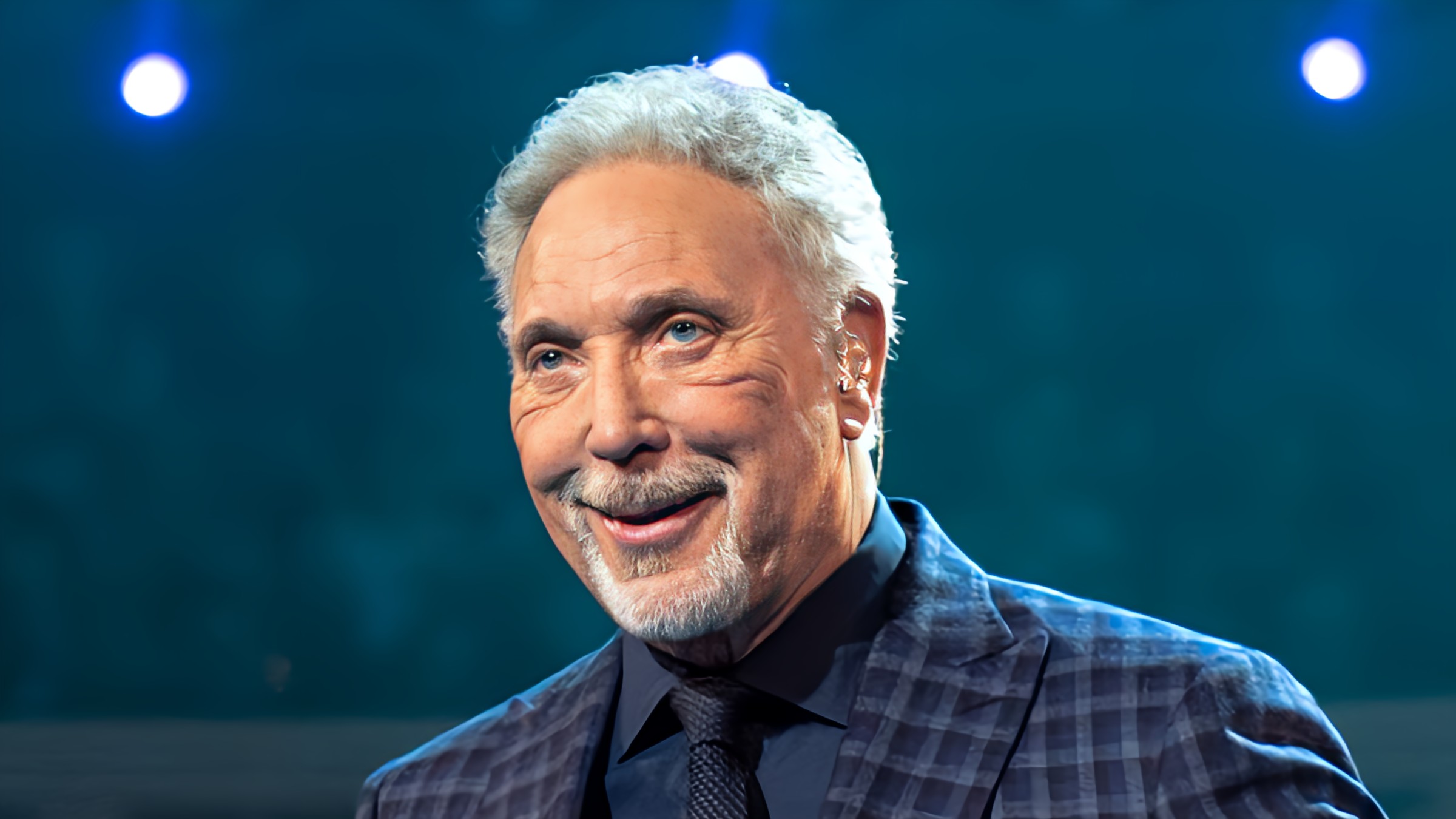 Bon anniversaire à Tom Jones (84 ans). Le chanteur britannique a fait la “Une” du D-Day en chantant devant le monde entier.