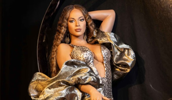 Beyoncé fait son entrée au musée Grévin, mais sa statue est vivement critiquée.