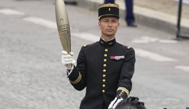 Un 14 juillet pas comme les autres ! La flamme olympique, transportée à cheval, s’invite au défilé militaire !