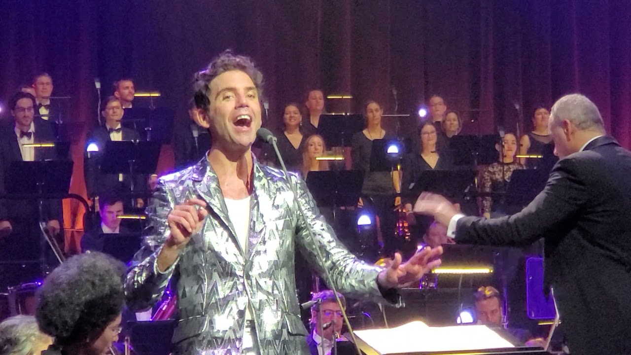 Mika Philarmonique aux Chorégies d’Orange chante “Jane Birkin”