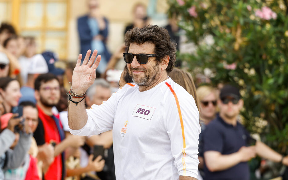 Patrick Bruel porte fièrement la flamme Olympique au Château de Versailles