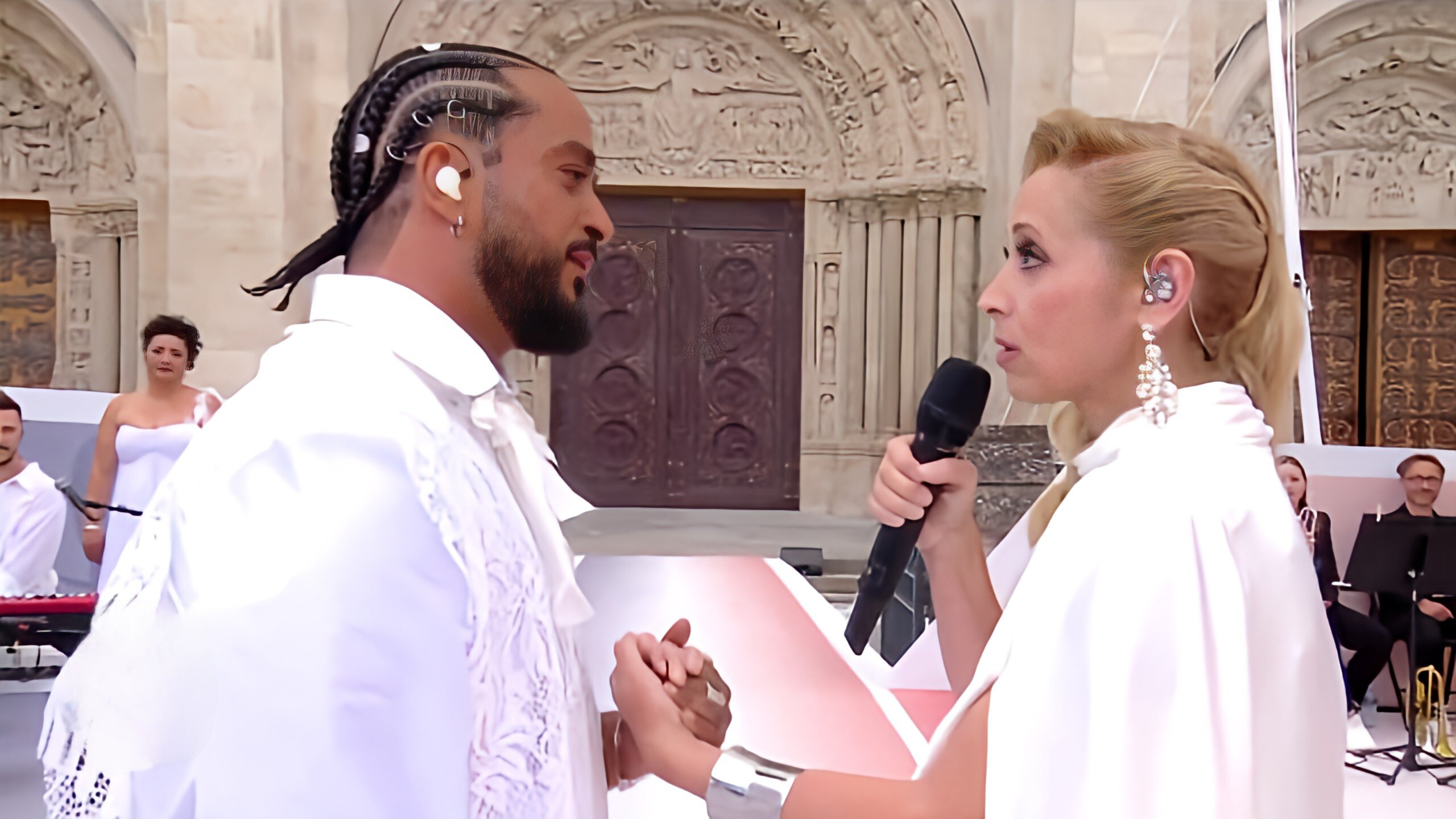 Magnifique ! Lara Fabian et Slimane chantent “Je suis malade” devant la basilique Saint Denis.