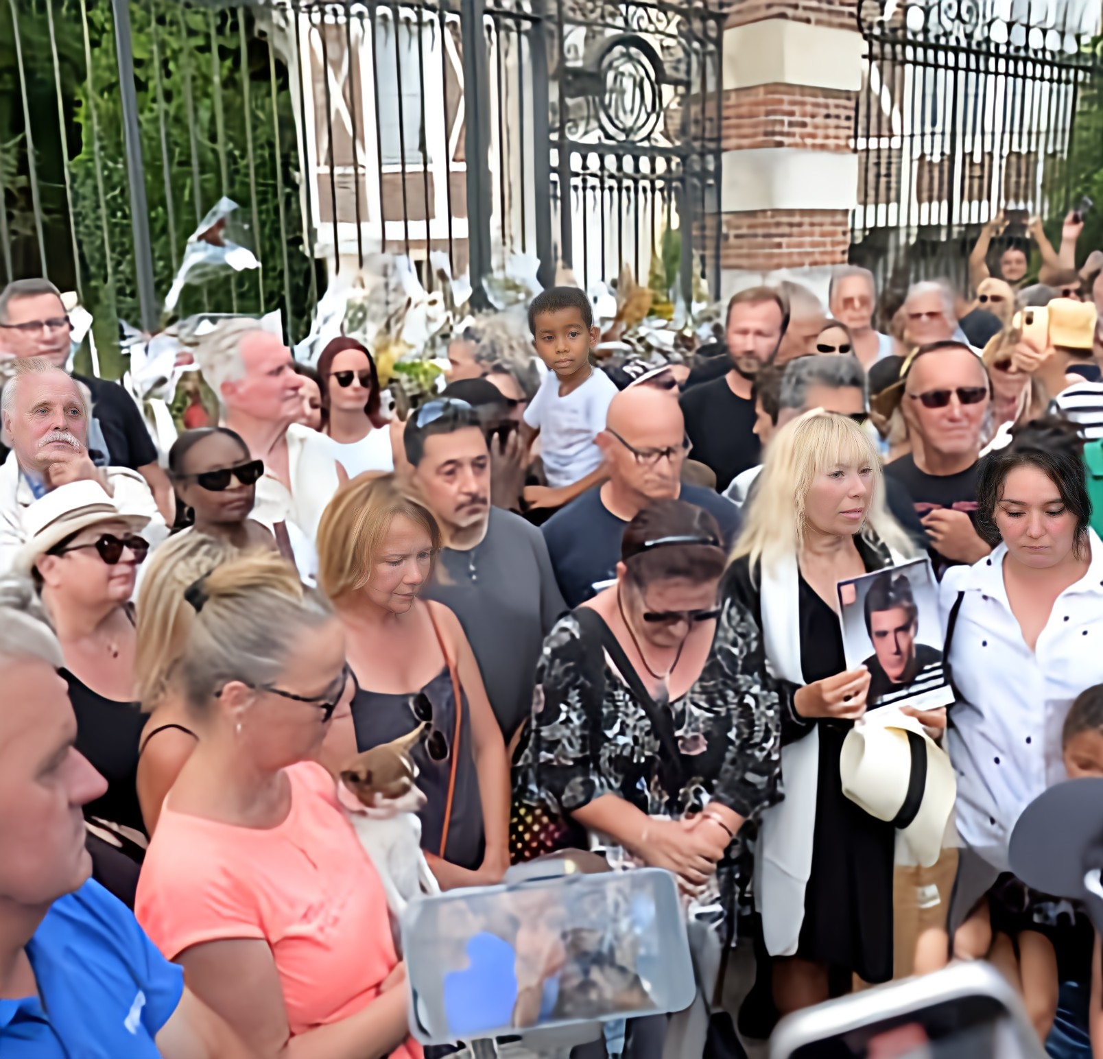 Obsèques d’Alain Delon: Ses fans ont organisé une minute de silence puis chanté en chœur “Paroles, Paroles”