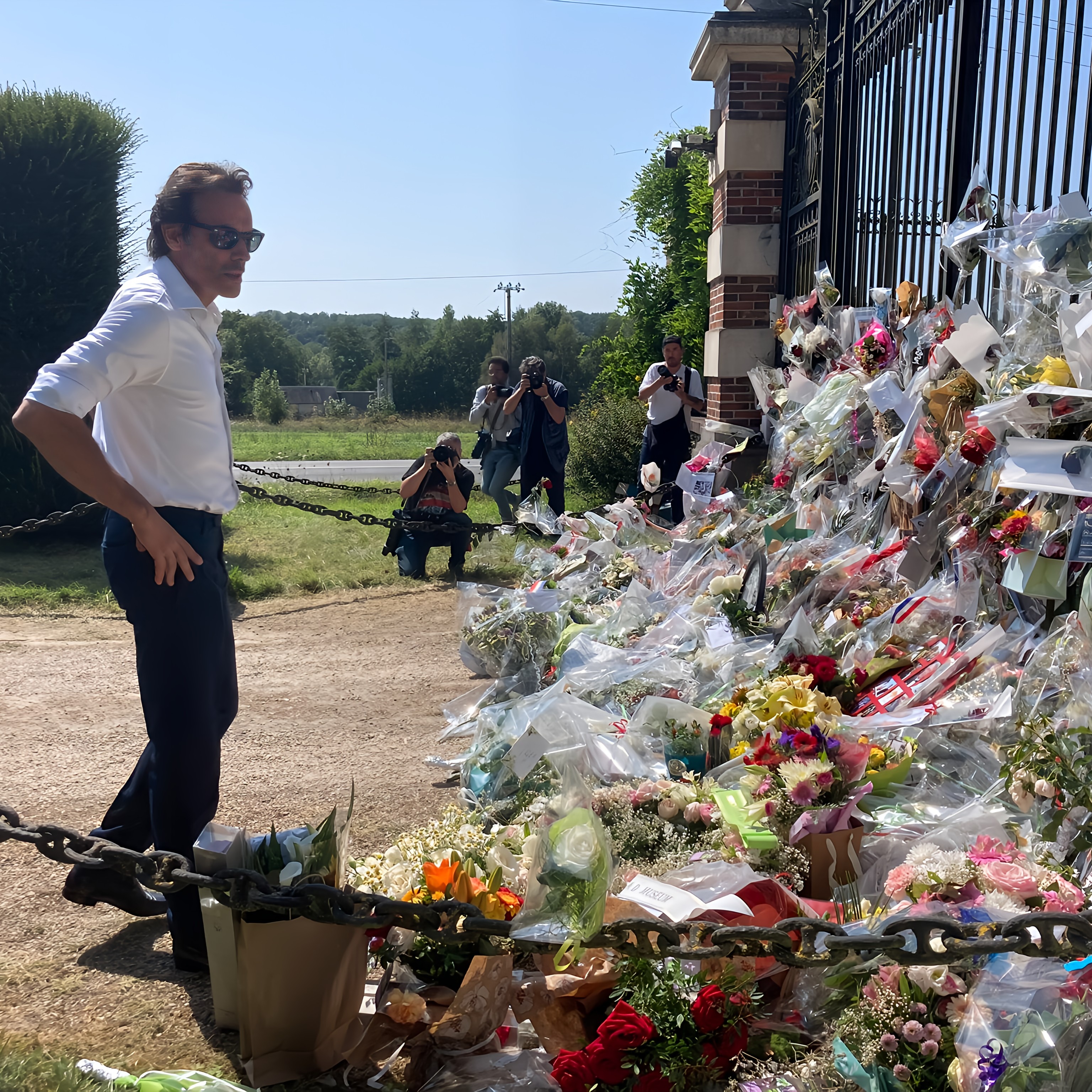 Anthony Delon poste une vidéo musicale émouvante pour remercier les fans de son papa.