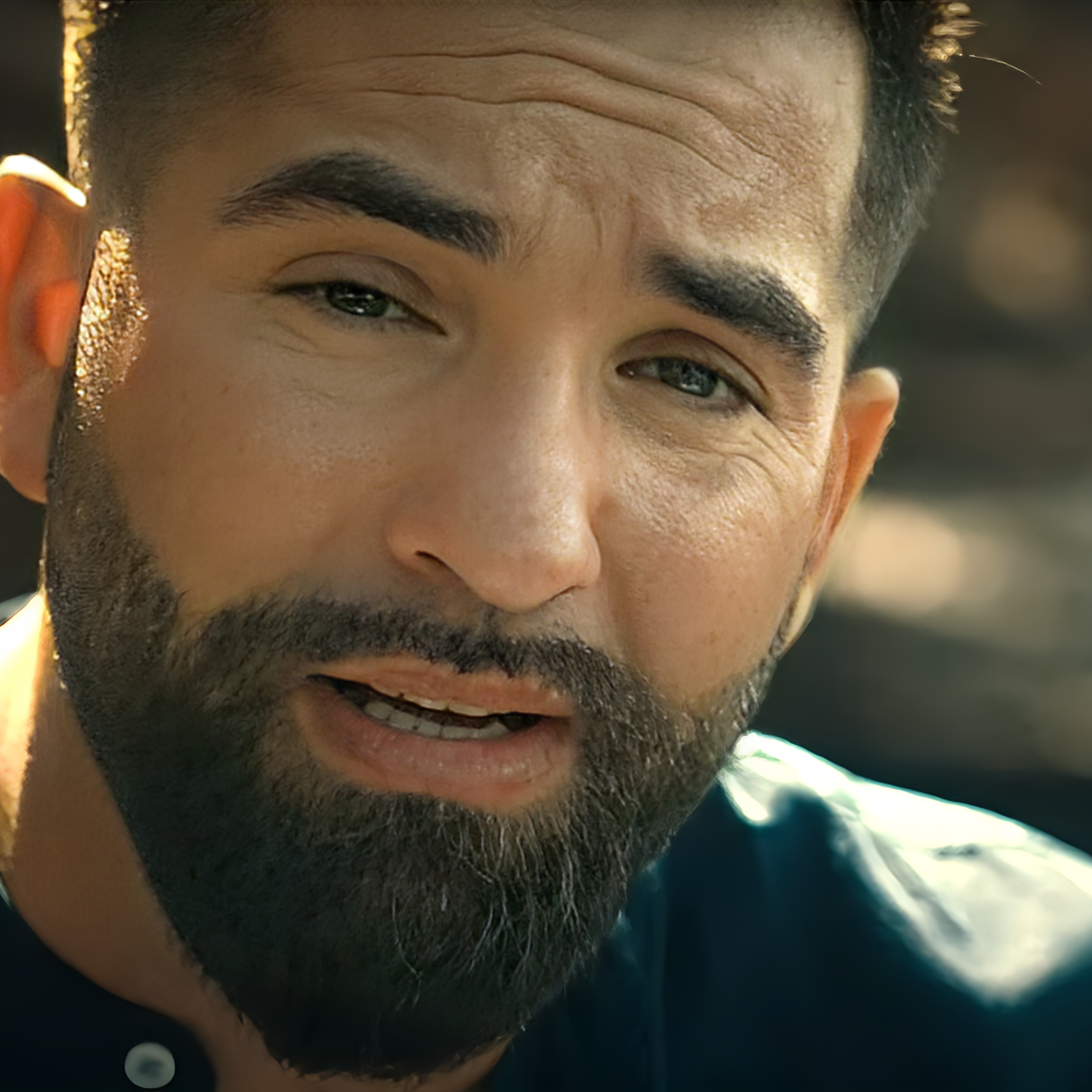 Découvrez le clip de “Si seulement” la nouvelle chanson de Kendji Girac. Les paroles émouvantes, écrites par Vianney, s’adressent à ses fans.