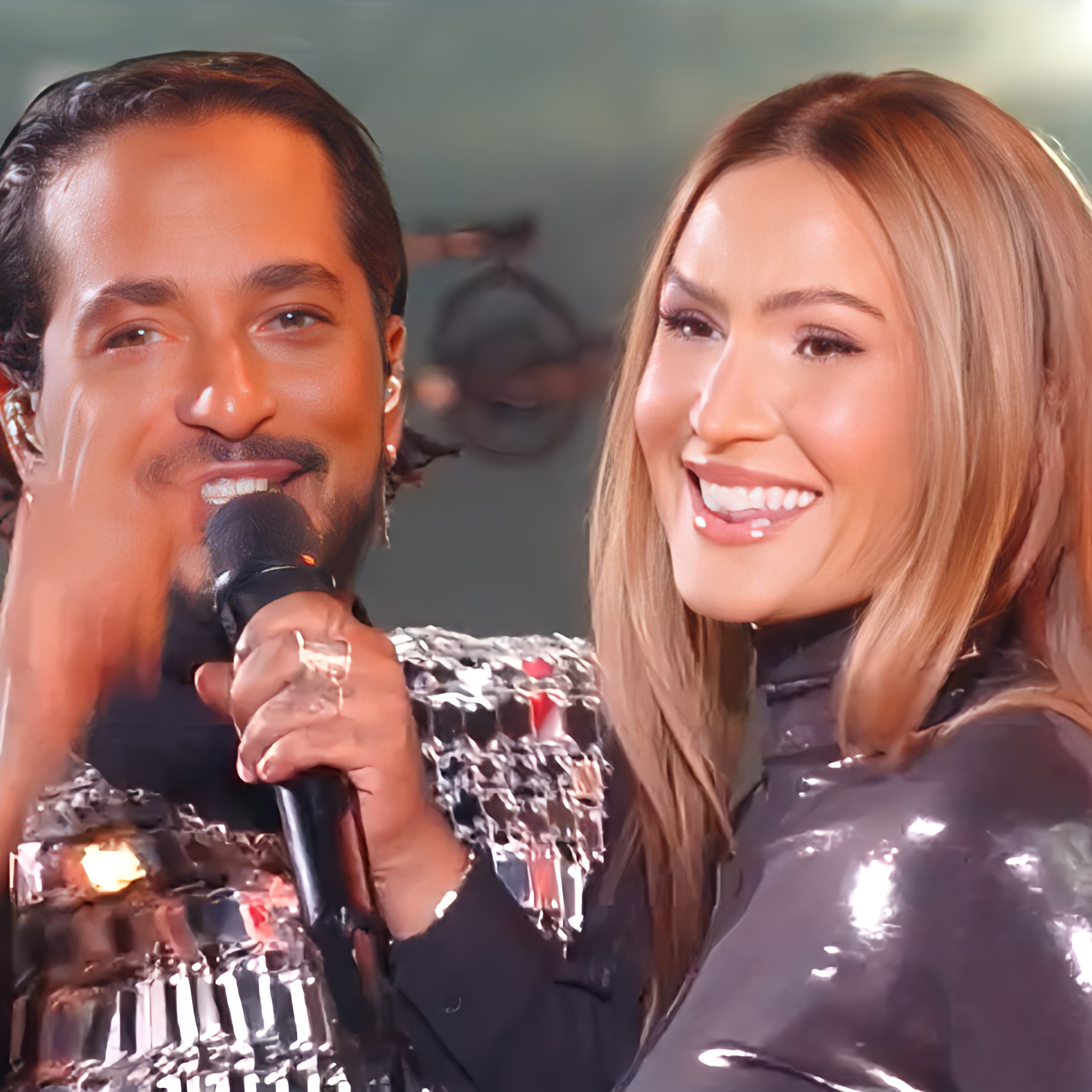 En osmose parfaite ! Slimane et Vitaa se retrouvent dans “Basique, le concert” et chantent “Avant toi”. C’est superbe !