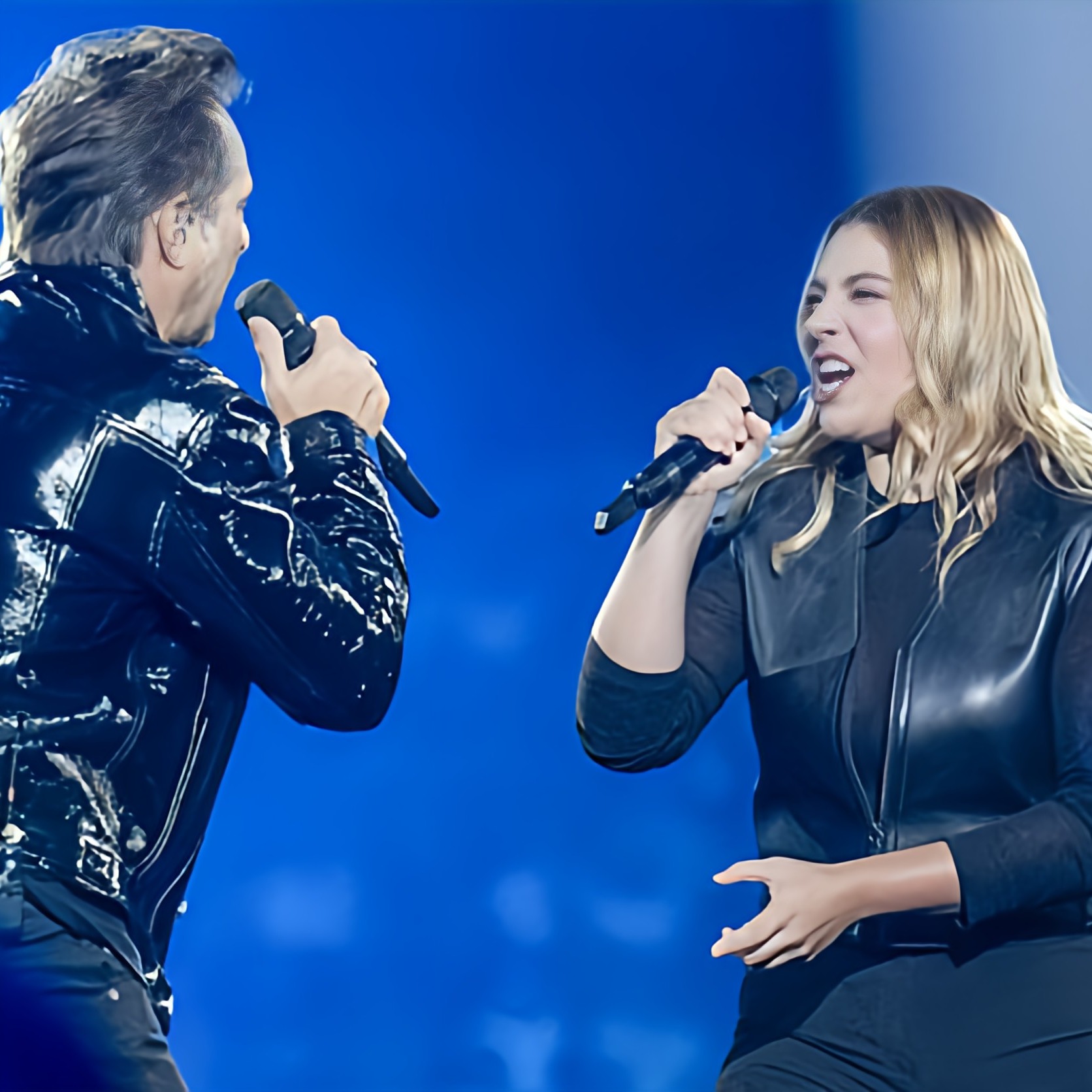 Taratata fête les 40 ans de Bercy: Ça démarre très fort avec Santa et David Hallyday qui chantent “L’envie” en hommage à Johnny.