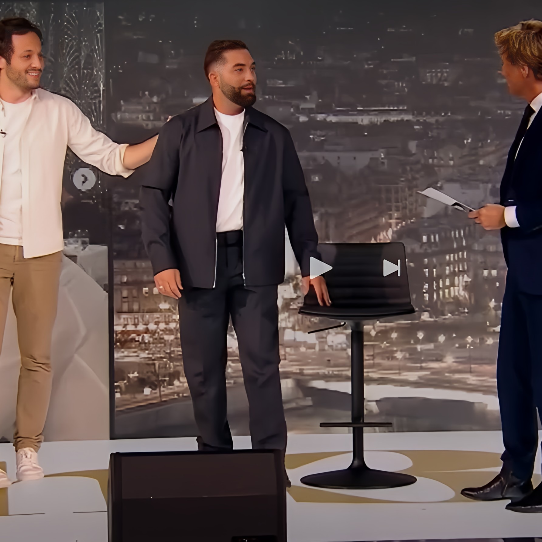 Laurent Delahousse fait une belle surprise à Kendji Girac en direct. Son ami Vianney vient l’accompagner au piano.