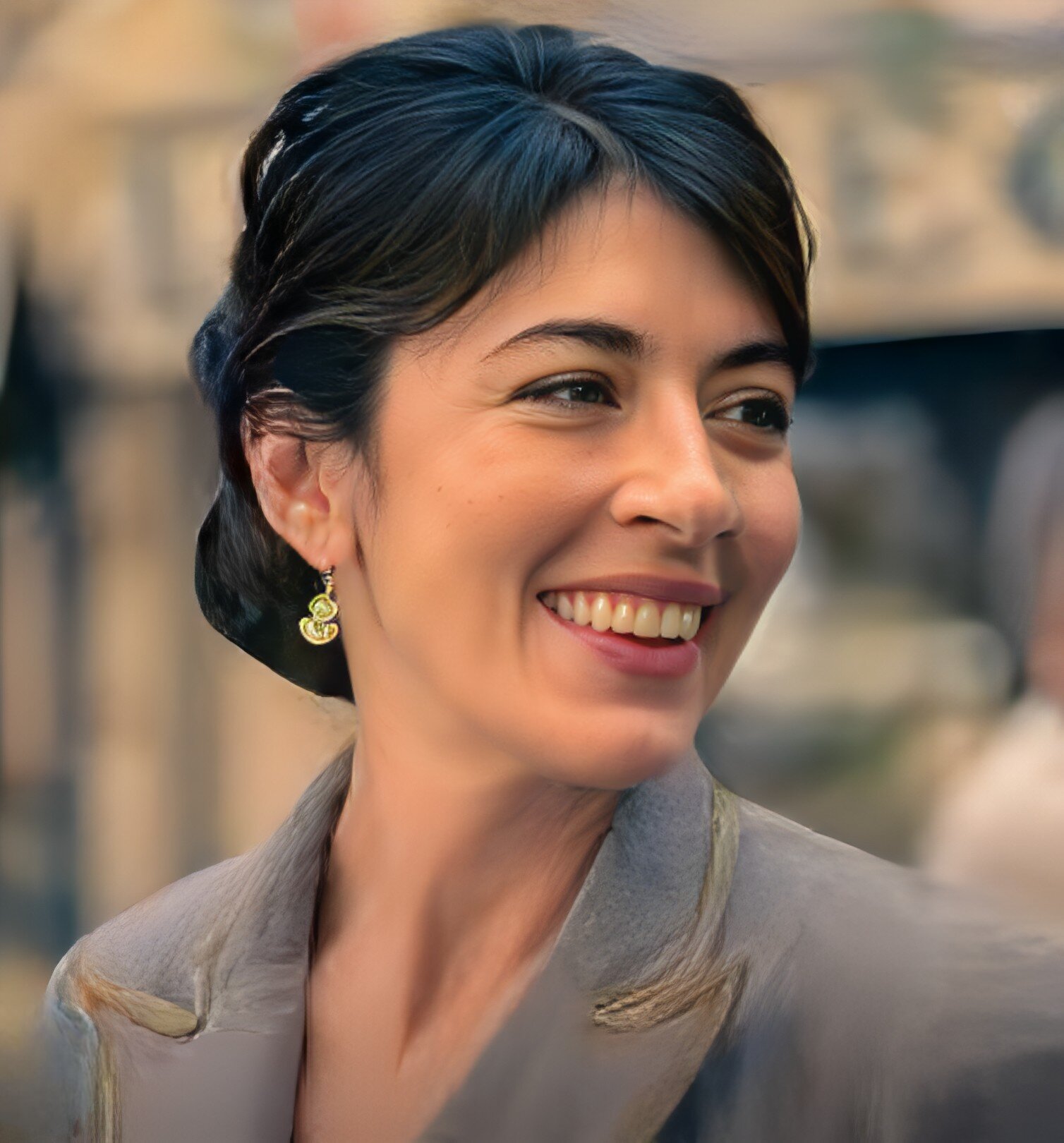 Nolwen Leroy confirme ses talents d’actrice dans son rôle de gouvernante dans la série “L’été 36” sur TF1.