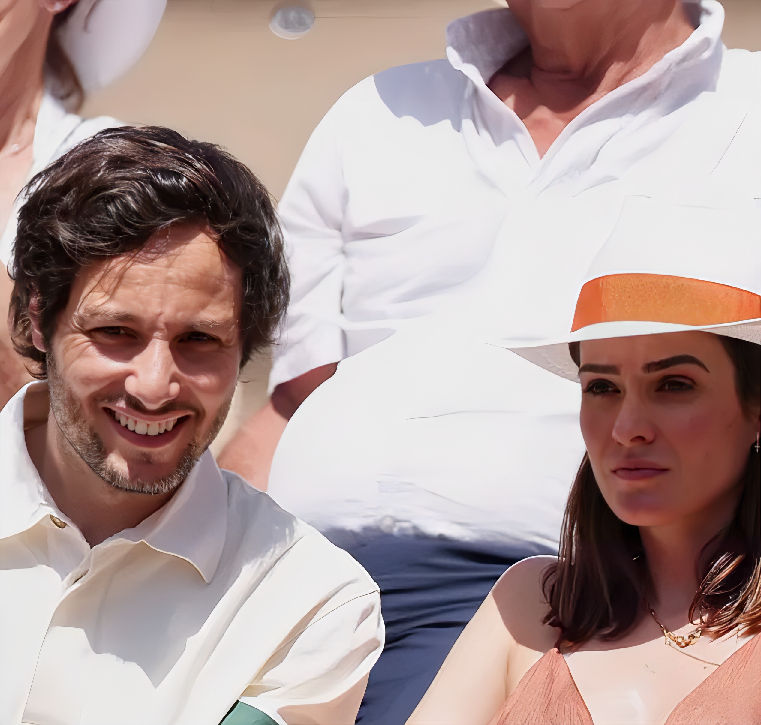 Vianney a quitté sa cabane pour s’installer dans les gradins de Roland Garros, aux côtés de son épouse Catherine Robert.