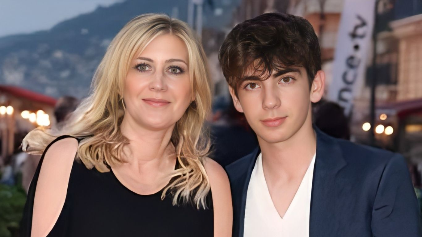 Léon, le fils de Patrick Bruel, était accompagné de sa maman, Amanda Sthers, pour sa première scène en France, aux Sables-d’Olonne