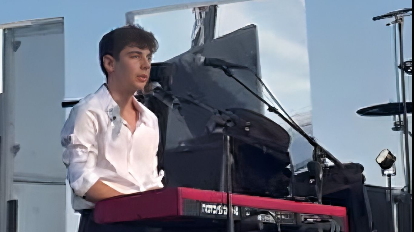 Léon Hesby, le fils de Patrick Bruel, a donné son premier concert aux Sables-d’Olonne, ce vendredi 26 juin.